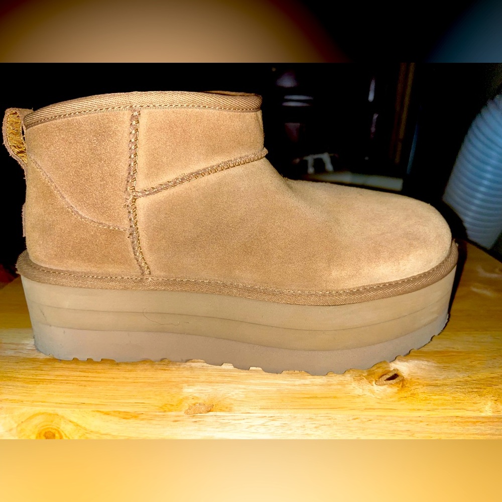 bella hadid platform mini uggs size 9 perfect condition— NEW IN BOX